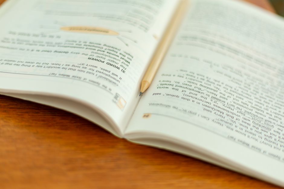 Lernende vor einem Bildschirm mit Deutsch-Online-Kurs